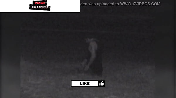 Filmei um casal fazendo sexo na praia a noite. Um segurança botou eles pra correr