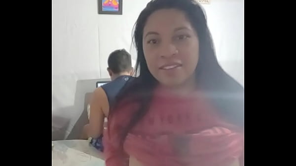 Vídeo caseiro, surpresa bem-vinda para meu colega de quarto, ele não esperava, foi tudo muito delicioso e emocionante...