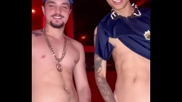 O hétero roludo foi pro motel com o parceiro Bi depois do rolê e acabou metendo a rola no cuzinho