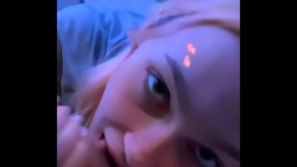 Cuki testvér kielégíti a bátyját és elélvezik együtt