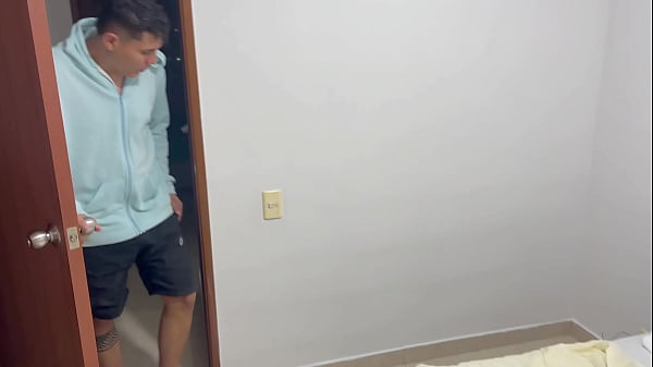 Invito a mi pequeña hermanastra a ver películas para poder follarmela y correrme en su culo. H.L.