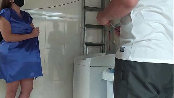 Técnico foi chamado para consertar a máquina de lavar a acabou comendo a cliente gostosa