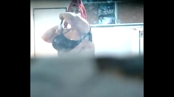 Eu espio minha namorada peituda colocando o sutiã