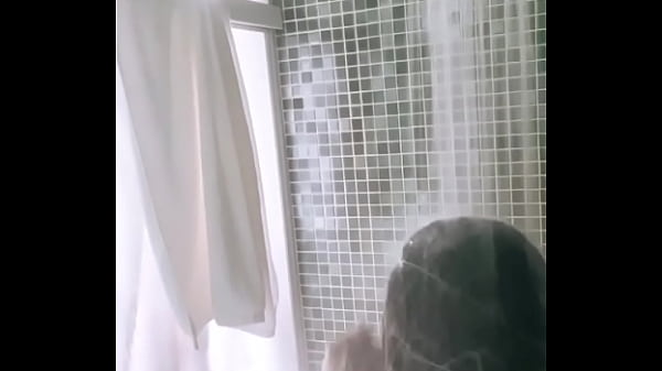 Anitta Vaza Seios Enquanto Toma Banho