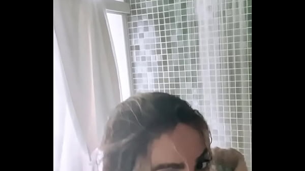 Anitta Vaza Seios Enquanto Toma Banho