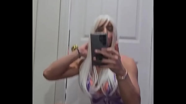 Bom dia, X! Por que ir ao clube de striptease quando você pode ter sua própria stripper maricas para esfregar em você e f...