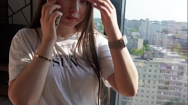 Eu realmente gosto de foder minha meia-irmã enquanto falo ao telefone.