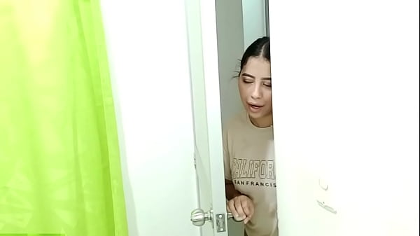 Desconfiei da minha madrasta e foi assim, descobri ela se masturbando no meu quarto com minha cueca na boca, abri as pernas dela e dei uma lambida intensa na bucetinha dela fazendo ela gemer cada vez mais