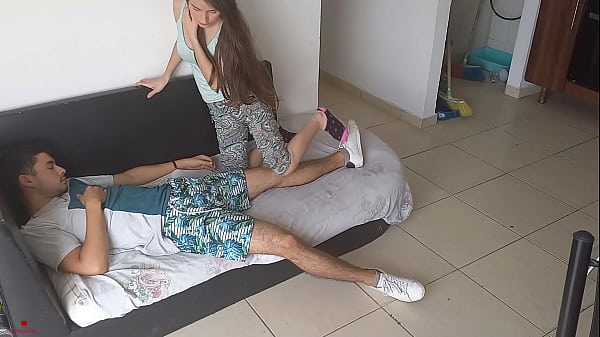 QUE? que estas haciendo hermanastra por que me lo estas mamando.