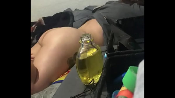 Minha tia me pede uma massagem e acabamos transando