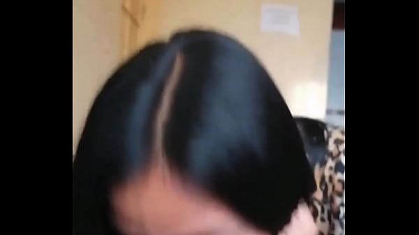 Maduro chupando o pau do novinho