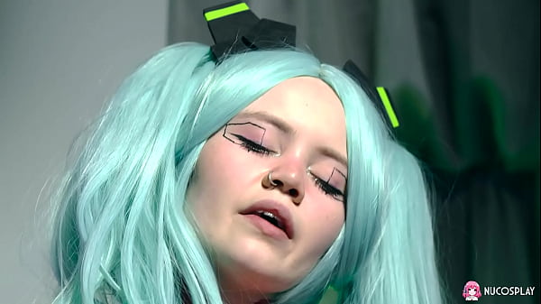 Cosplay lány nagy cicikkel játszik szexjátékkal