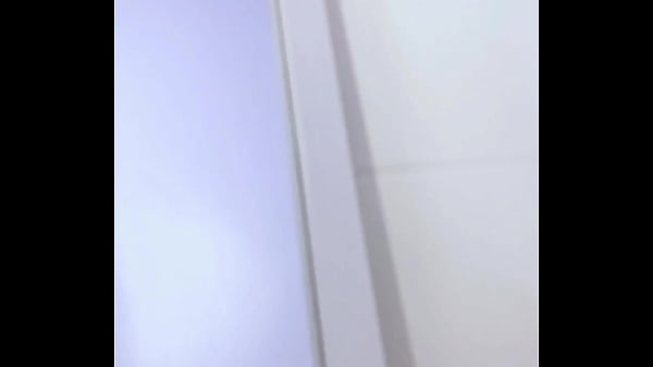 Joven pareja enamorada follando duro frente al espejo