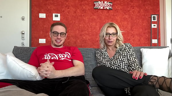 ISIDE72 ITALIANA SIGNORA SPOSATA SUCCHIA IL CAZZO DI MAX FELICITAS E SI FA SCOPARE A PECORA PRENDENDO TUTTA LA SBORRA