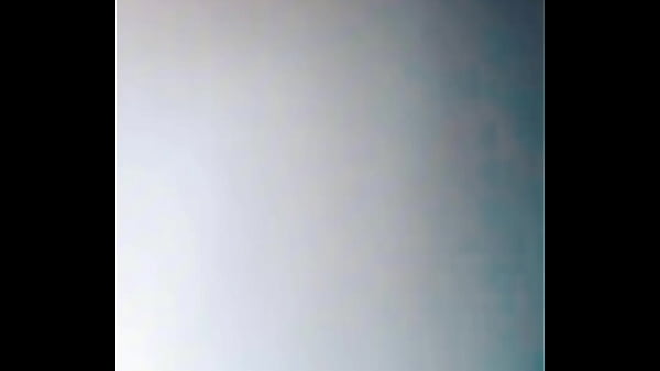 se abre las nalgas y ya tiene la cola dilatada