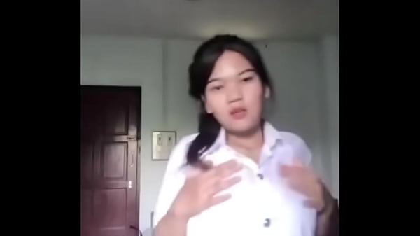 Uma linda estudante transmite ao vivo em um grupo secreto a si mesma tirando a roupa e se masturbando.