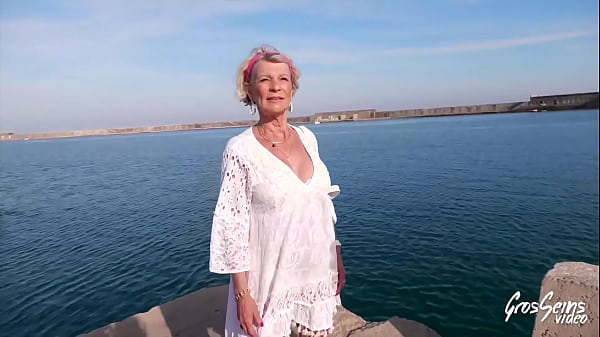 Eva, 70 ans, dresse deux étalons fougueux