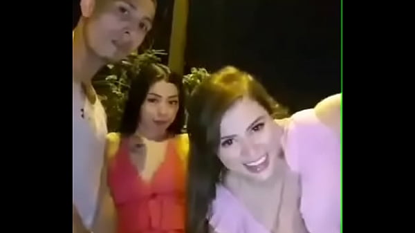 Se ponen a mamar en la calle, intercambian parejas. Swinger