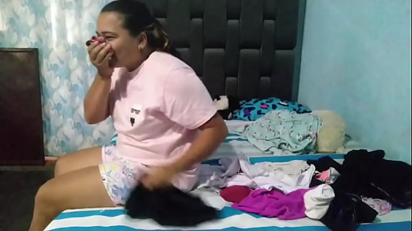 Dá tesão ver minha madrasta se masturbando enquanto cheira meu fio dental, pego ela por trás e começamos a transar