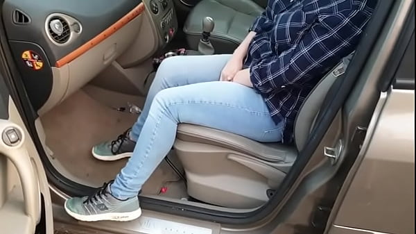 Alice mijando desesperadamente em seus jeans