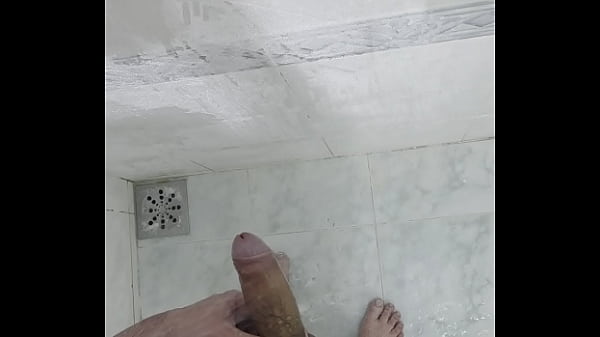 TOMANDO UM BANHO BEM GOSTOSO