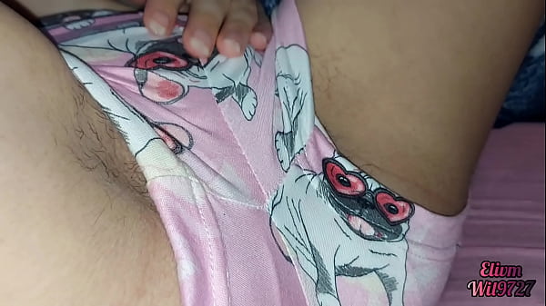 Xxx DESI Mi HERMANASTRA se quita las bragas y me enseña el coño y me pide que la folle cuando la familia no esta