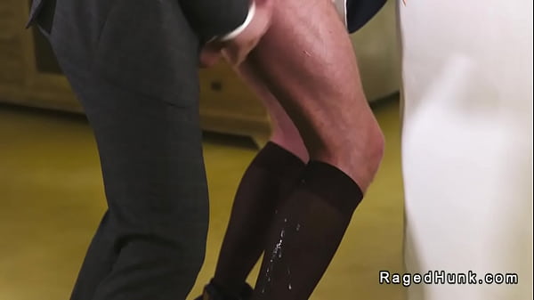 A meleg pasi dugja az ingatlanügynököt egy üres ingatlanban