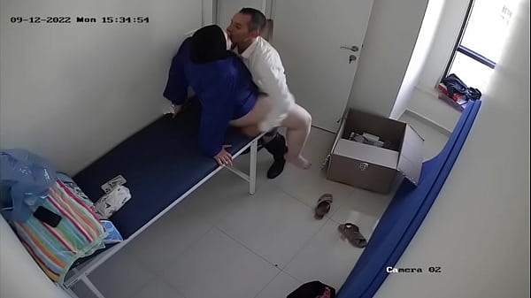 Sexo da enfermeira com o médico do laboratório na clínica