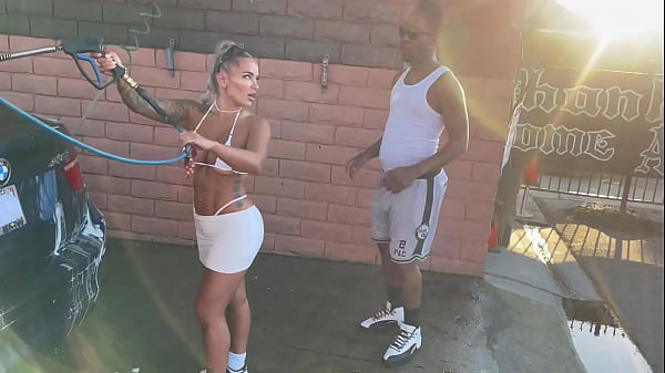 Garota é criticada por dois BBC