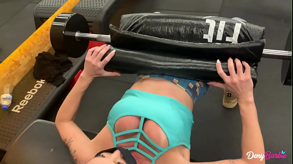 Milf gostosa encontra fã depois da academia e faz ele ir para casa com ela comer seu cu sem camisinha (ANAL) - www.denybarbie.com.br