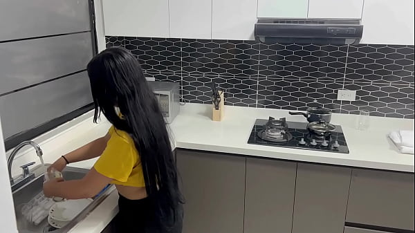 Consuelo a mi hermanastra mientras discute con el novio y me corro en su rico culo.