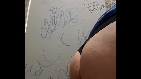 De calcinha no banheiro público