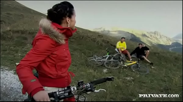 Sunny Jay faz mountain bike e conhece dois caras que lhe dão um DP