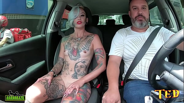 A Milf com o famoso olho eyeball tattoo tirou toda a roupa no carro e conta como entrou no mundo pornô - carona do Ted #75 - Tata Lima