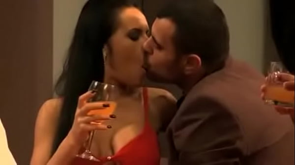 Carla tem um sexo a três hardcore depois de tomar uma forte poção do amor
