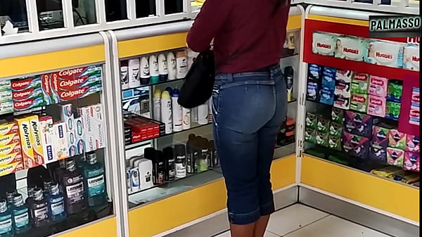 Ele transa com um jovem depois de fazer compras na farmácia, fazer sexo no carro