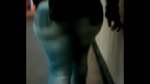 Mature Nalgona in the subway Thumbnail