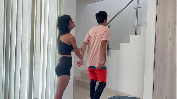 Pequeña latina paga deuda a su hermanastro mayor con una rica follada y venida en su coño rico. H.L.