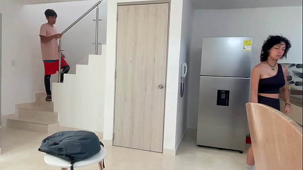 Pequeña latina paga deuda a su hermanastro mayor con una rica follada y venida en su coño rico. H.L.