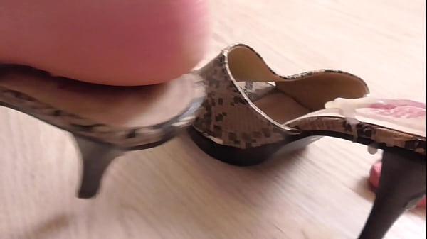 Cum em meus calcanhares punheta!