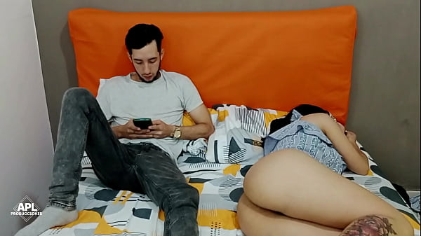 Comparto habitación con mi madrastra, pero al ver su gran culo en ropa interior no pude resistir las ganas de follarmela. PARTE 1