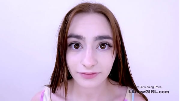 Petite New Brunette ganha ação lésbica quente em de audição