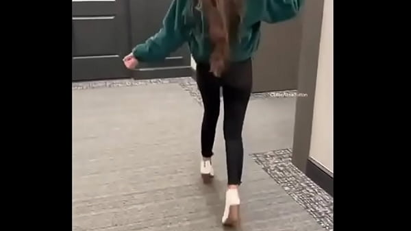 peitos piscando no elevador