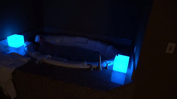 luzes piscantes jacuzzi mágica estrelando Erica Jane