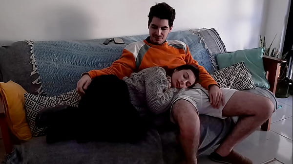 Vemos una pelicula con mi Amigo y Termino Chupandole la Verga