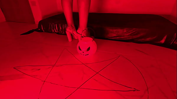 A bruxinha cheia de tesão fez magia erotica para fuder seu bucetão