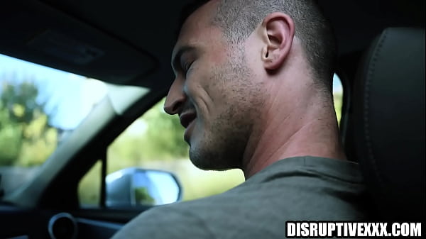 Taxisofőr dugja az utasát