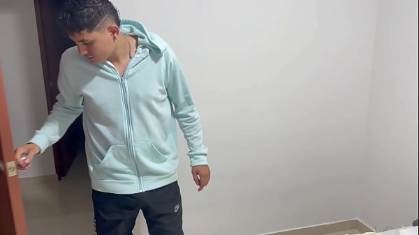 Invito a mi pequeña hermanastra a ver películas para poder follarmela y correrme en su culo.