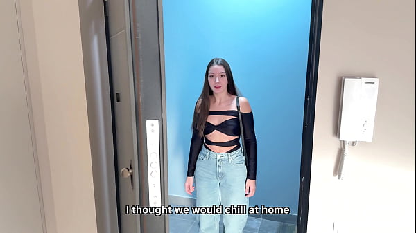 Uma desconhecida me mostrou seus seios grandes sem querer e eu não resisti à tentação de transar com ela.