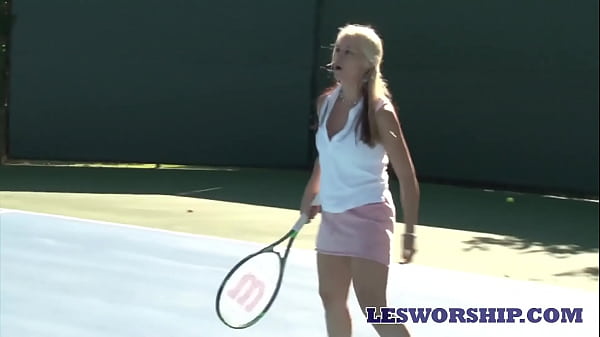 MILF Sarah Vandella Seduced By Lesbian Teen In Hot Tub